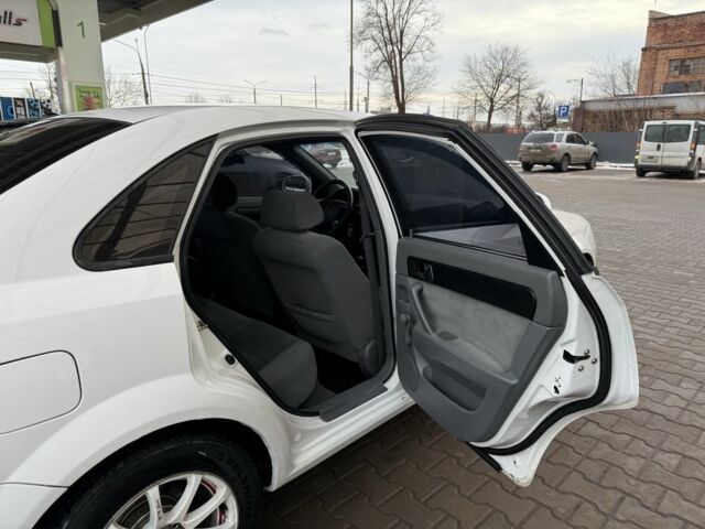 Белый Шевроле Лачетти, объемом двигателя 1.8 л и пробегом 236 тыс. км за 3900 $, фото 11 на Automoto.ua