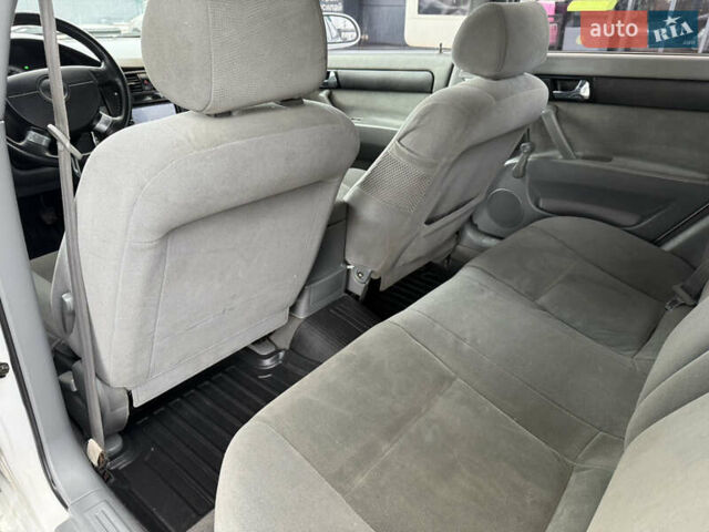 Белый Шевроле Лачетти, объемом двигателя 1.8 л и пробегом 236 тыс. км за 3900 $, фото 11 на Automoto.ua