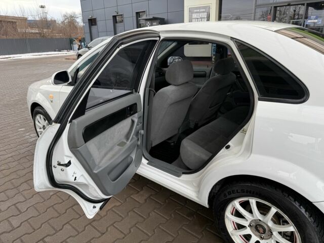 Белый Шевроле Лачетти, объемом двигателя 1.8 л и пробегом 236 тыс. км за 3900 $, фото 9 на Automoto.ua