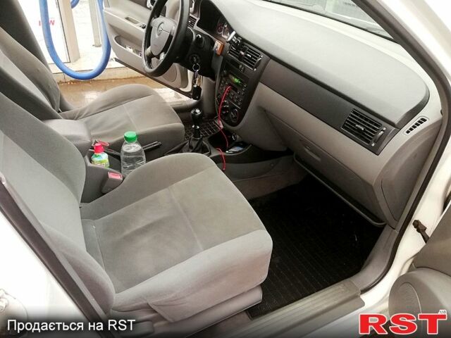 Белый Шевроле Лачетти, объемом двигателя 1.8 л и пробегом 290 тыс. км за 3700 $, фото 5 на Automoto.ua