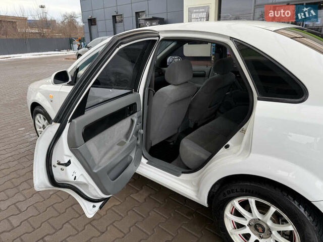Белый Шевроле Лачетти, объемом двигателя 1.8 л и пробегом 236 тыс. км за 3900 $, фото 10 на Automoto.ua