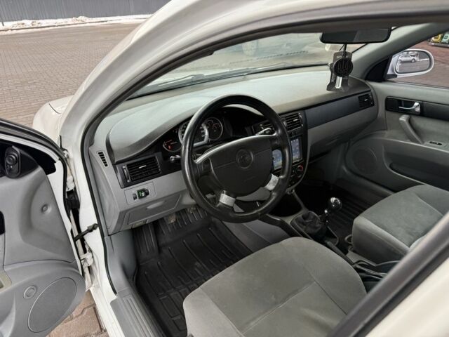 Белый Шевроле Лачетти, объемом двигателя 1.8 л и пробегом 236 тыс. км за 3900 $, фото 17 на Automoto.ua