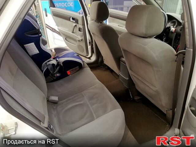 Белый Шевроле Лачетти, объемом двигателя 1.8 л и пробегом 290 тыс. км за 3700 $, фото 6 на Automoto.ua