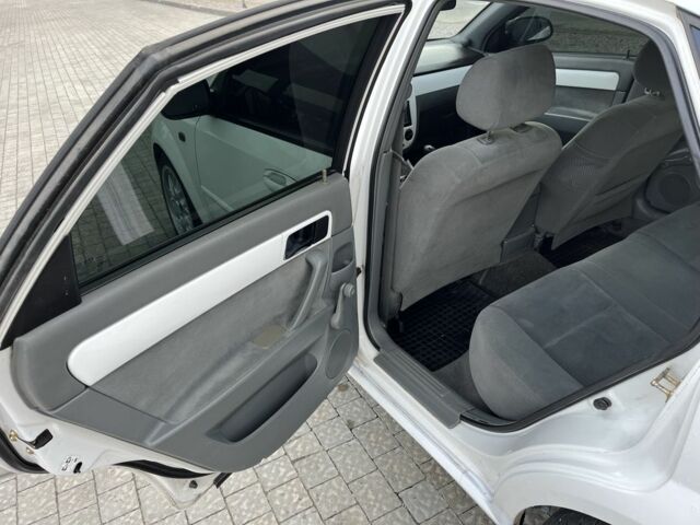 Белый Шевроле Лачетти, объемом двигателя 1.8 л и пробегом 198 тыс. км за 3500 $, фото 11 на Automoto.ua