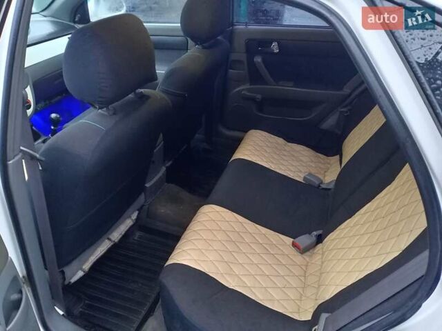 Белый Шевроле Лачетти, объемом двигателя 1.6 л и пробегом 218 тыс. км за 3800 $, фото 7 на Automoto.ua