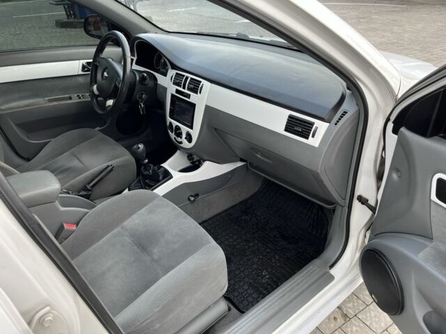 Белый Шевроле Лачетти, объемом двигателя 1.8 л и пробегом 198 тыс. км за 3500 $, фото 12 на Automoto.ua