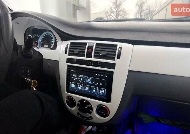 Белый Шевроле Лачетти, объемом двигателя 1.6 л и пробегом 218 тыс. км за 3800 $, фото 4 на Automoto.ua