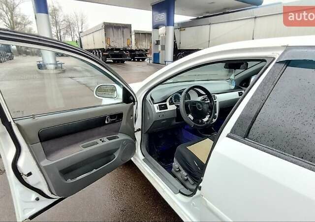 Белый Шевроле Лачетти, объемом двигателя 1.6 л и пробегом 218 тыс. км за 3800 $, фото 2 на Automoto.ua