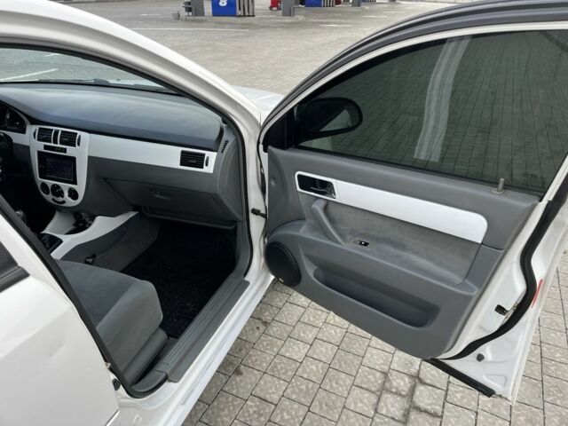 Белый Шевроле Лачетти, объемом двигателя 1.8 л и пробегом 198 тыс. км за 3500 $, фото 13 на Automoto.ua