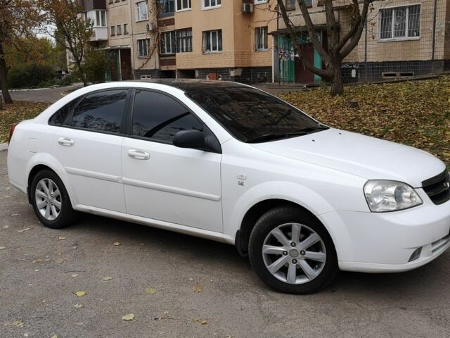 Белый Шевроле Лачетти, объемом двигателя 1.6 л и пробегом 220 тыс. км за 4000 $, фото 1 на Automoto.ua