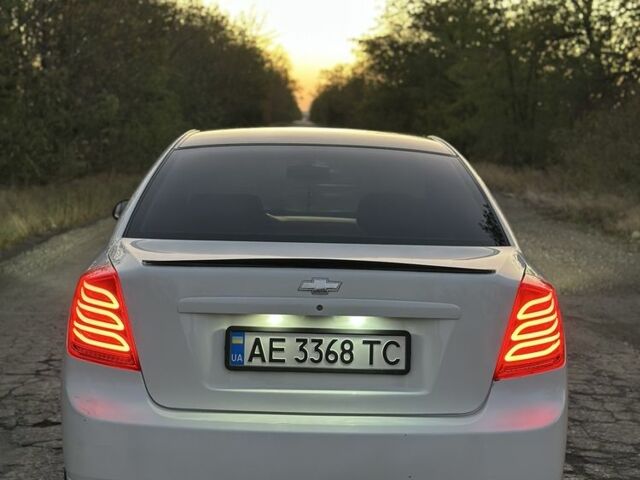 Белый Шевроле Лачетти, объемом двигателя 1.6 л и пробегом 211 тыс. км за 4800 $, фото 5 на Automoto.ua