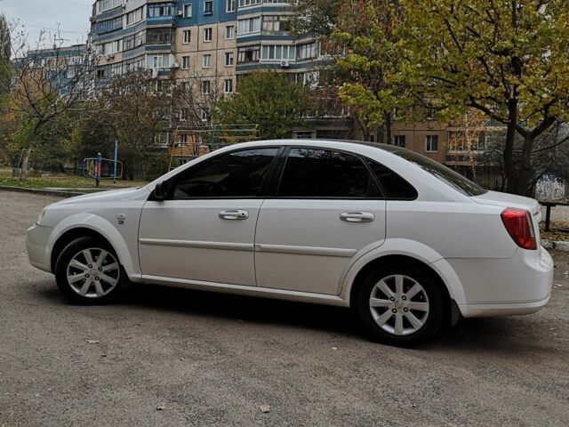 Белый Шевроле Лачетти, объемом двигателя 1.6 л и пробегом 220 тыс. км за 4000 $, фото 3 на Automoto.ua