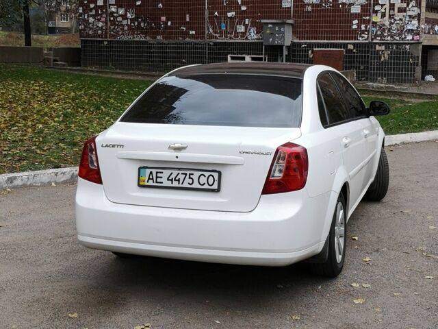 Белый Шевроле Лачетти, объемом двигателя 1.6 л и пробегом 220 тыс. км за 4000 $, фото 2 на Automoto.ua