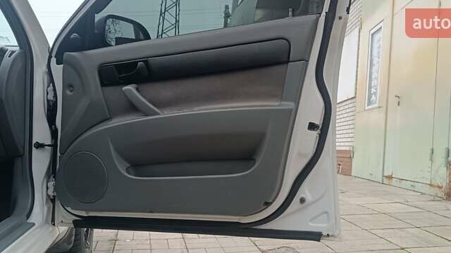 Белый Шевроле Лачетти, объемом двигателя 1.6 л и пробегом 222 тыс. км за 4100 $, фото 5 на Automoto.ua