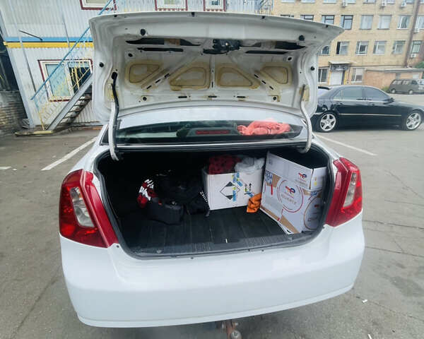 Белый Шевроле Лачетти, объемом двигателя 1.6 л и пробегом 300 тыс. км за 2999 $, фото 9 на Automoto.ua