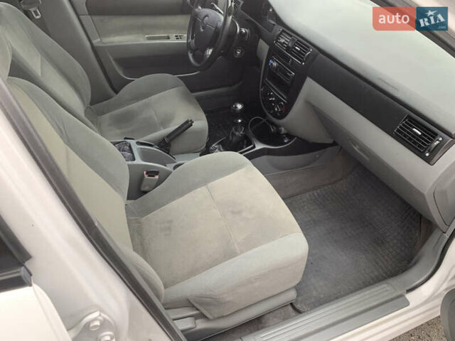 Белый Шевроле Лачетти, объемом двигателя 1.6 л и пробегом 124 тыс. км за 5900 $, фото 16 на Automoto.ua