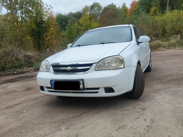 Белый Шевроле Лачетти, объемом двигателя 1.8 л и пробегом 170 тыс. км за 3900 $, фото 2 на Automoto.ua