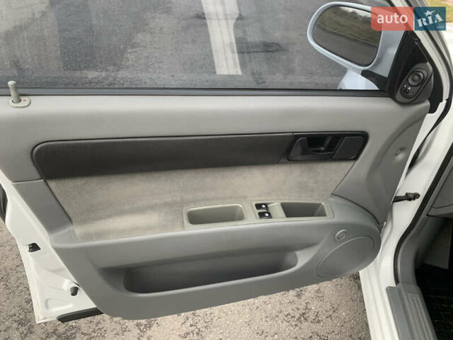 Белый Шевроле Лачетти, объемом двигателя 1.6 л и пробегом 124 тыс. км за 5900 $, фото 26 на Automoto.ua
