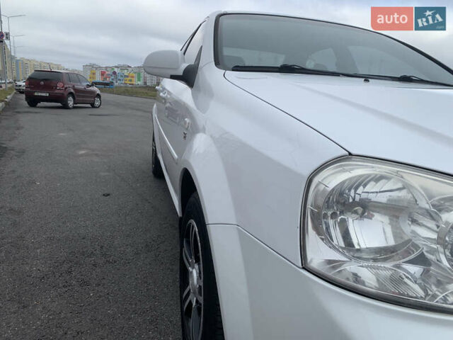 Белый Шевроле Лачетти, объемом двигателя 1.6 л и пробегом 124 тыс. км за 5900 $, фото 4 на Automoto.ua