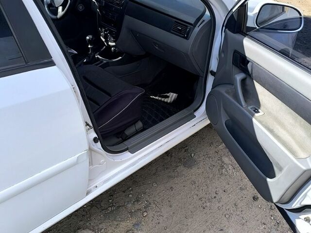 Белый Шевроле Лачетти, объемом двигателя 1.6 л и пробегом 227 тыс. км за 3600 $, фото 1 на Automoto.ua