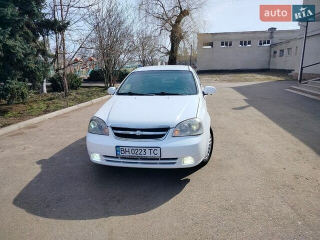 Белый Шевроле Лачетти, объемом двигателя 1.6 л и пробегом 232 тыс. км за 3950 $, фото 2 на Automoto.ua