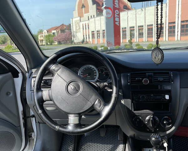 Белый Шевроле Лачетти, объемом двигателя 1.8 л и пробегом 240 тыс. км за 5500 $, фото 3 на Automoto.ua