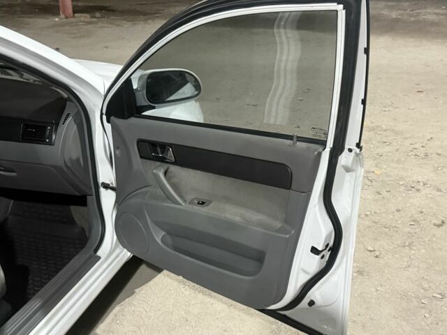 Белый Шевроле Лачетти, объемом двигателя 1.5 л и пробегом 199 тыс. км за 2950 $, фото 5 на Automoto.ua