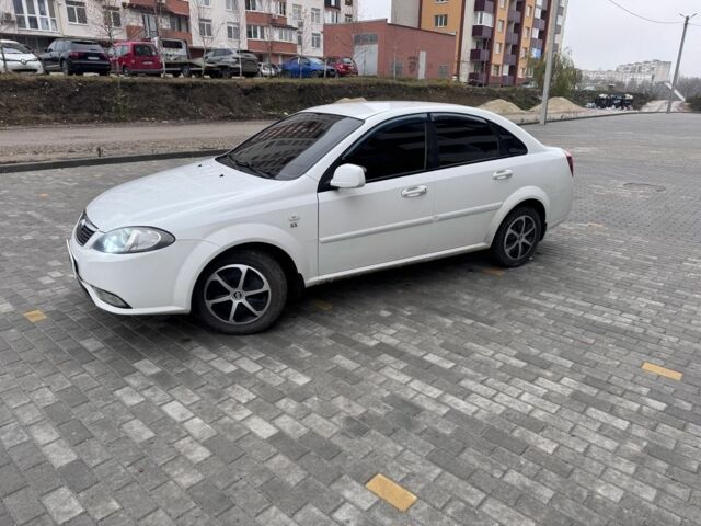 Белый Шевроле Лачетти, объемом двигателя 1.5 л и пробегом 280 тыс. км за 4200 $, фото 2 на Automoto.ua