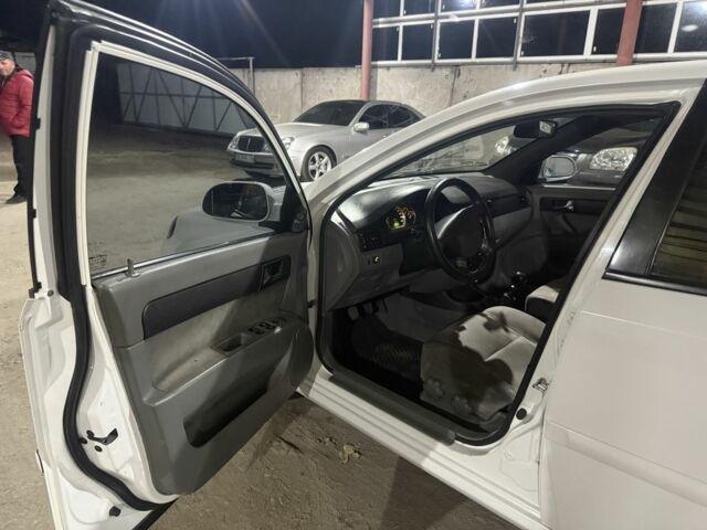 Белый Шевроле Лачетти, объемом двигателя 1.5 л и пробегом 199 тыс. км за 2950 $, фото 9 на Automoto.ua