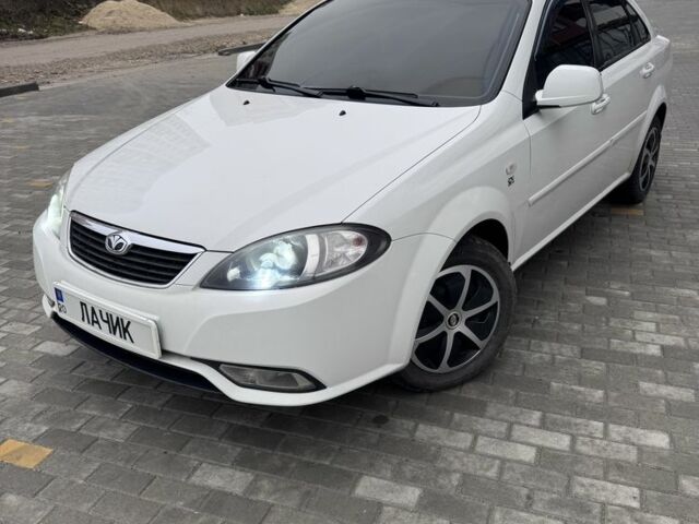 Белый Шевроле Лачетти, объемом двигателя 1.5 л и пробегом 280 тыс. км за 4200 $, фото 1 на Automoto.ua