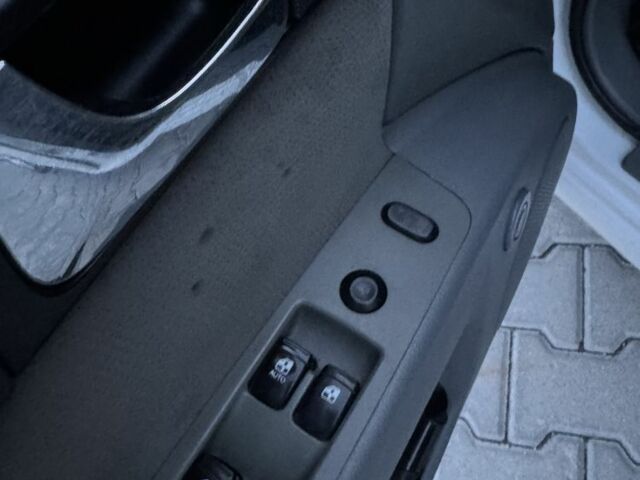 Белый Шевроле Лачетти, объемом двигателя 1.5 л и пробегом 280 тыс. км за 4200 $, фото 9 на Automoto.ua