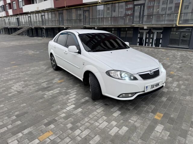 Белый Шевроле Лачетти, объемом двигателя 1.5 л и пробегом 280 тыс. км за 4200 $, фото 7 на Automoto.ua