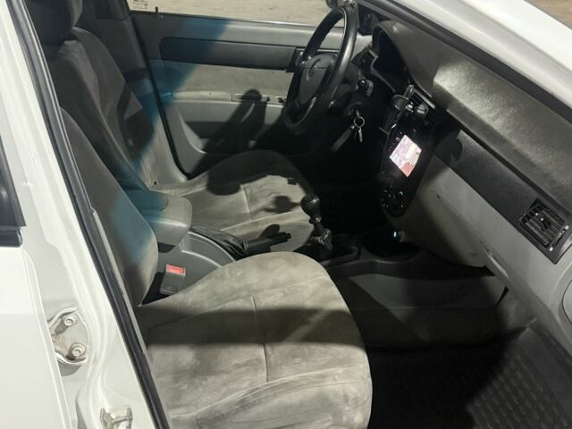 Белый Шевроле Лачетти, объемом двигателя 1.5 л и пробегом 199 тыс. км за 2950 $, фото 4 на Automoto.ua