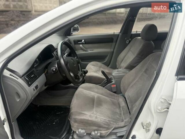 Белый Шевроле Лачетти, объемом двигателя 1.5 л и пробегом 200 тыс. км за 2999 $, фото 11 на Automoto.ua