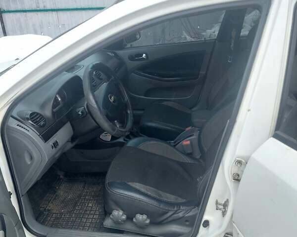 Белый Шевроле Лачетти, объемом двигателя 1.8 л и пробегом 301 тыс. км за 3300 $, фото 2 на Automoto.ua