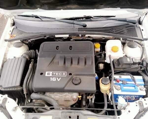 Белый Шевроле Лачетти, объемом двигателя 1.6 л и пробегом 250 тыс. км за 4900 $, фото 6 на Automoto.ua