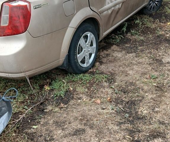 Бежевий Шевроле Лачетті, об'ємом двигуна 1.8 л та пробігом 300 тис. км за 960 $, фото 4 на Automoto.ua