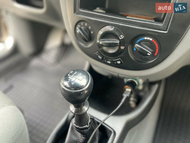 Бежевий Шевроле Лачетті, об'ємом двигуна 1.6 л та пробігом 140 тис. км за 5200 $, фото 63 на Automoto.ua