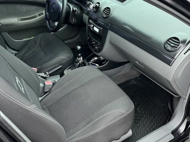 Черный Шевроле Лачетти, объемом двигателя 1.6 л и пробегом 320 тыс. км за 4000 $, фото 5 на Automoto.ua