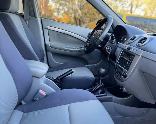 Черный Шевроле Лачетти, объемом двигателя 1.8 л и пробегом 252 тыс. км за 5199 $, фото 4 на Automoto.ua