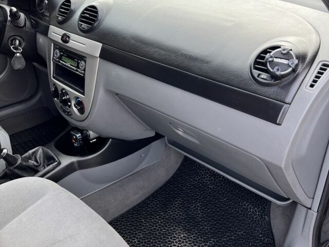 Черный Шевроле Лачетти, объемом двигателя 1.6 л и пробегом 270 тыс. км за 3700 $, фото 6 на Automoto.ua