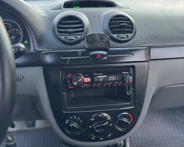 Черный Шевроле Лачетти, объемом двигателя 1.6 л и пробегом 209 тыс. км за 3850 $, фото 26 на Automoto.ua