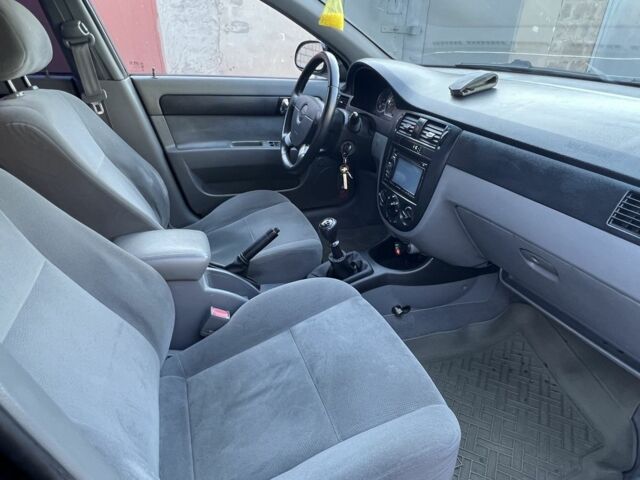 Черный Шевроле Лачетти, объемом двигателя 1.8 л и пробегом 300 тыс. км за 3950 $, фото 8 на Automoto.ua