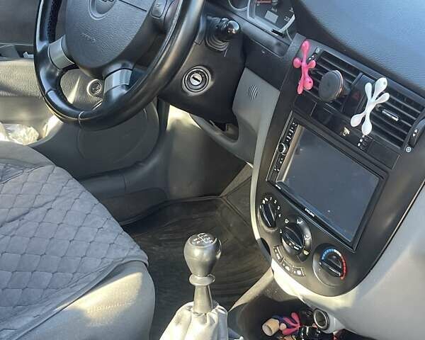 Черный Шевроле Лачетти, объемом двигателя 1.8 л и пробегом 220 тыс. км за 5200 $, фото 3 на Automoto.ua