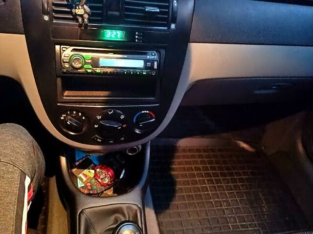 Черный Шевроле Лачетти, объемом двигателя 1.8 л и пробегом 243 тыс. км за 3500 $, фото 4 на Automoto.ua