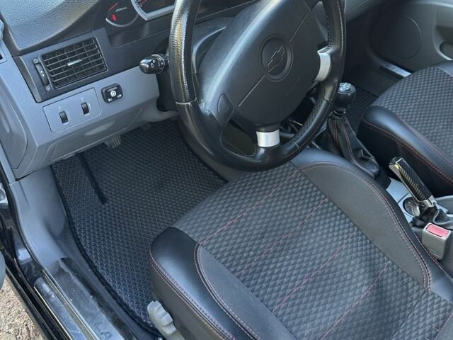 Черный Шевроле Лачетти, объемом двигателя 1.8 л и пробегом 220 тыс. км за 5000 $, фото 3 на Automoto.ua