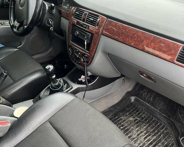 Черный Шевроле Лачетти, объемом двигателя 1.6 л и пробегом 300 тыс. км за 3300 $, фото 4 на Automoto.ua