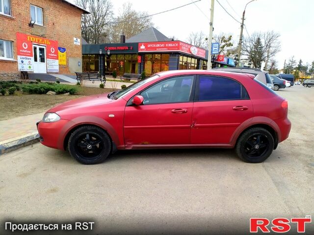 Красный Шевроле Лачетти, объемом двигателя 16 л и пробегом 250 тыс. км за 2300 $, фото 4 на Automoto.ua