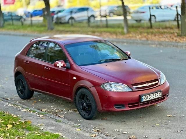 Красный Шевроле Лачетти, объемом двигателя 1.6 л и пробегом 300 тыс. км за 2350 $, фото 2 на Automoto.ua