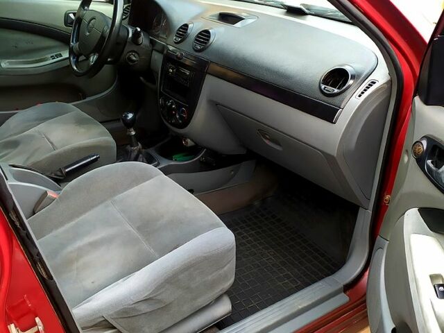 Красный Шевроле Лачетти, объемом двигателя 16 л и пробегом 250 тыс. км за 2300 $, фото 7 на Automoto.ua